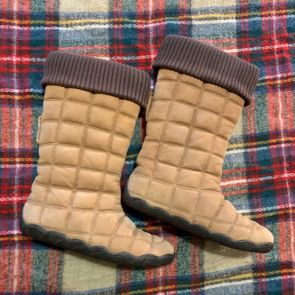 Patagonia camel colored lodge boots